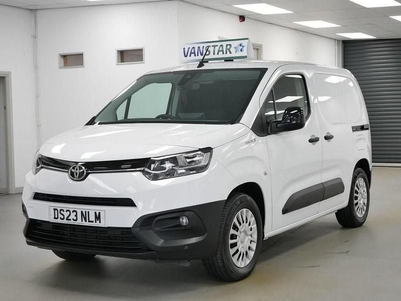 Used Toyota Proace 100 kW (136 HP) 2023 White MPV