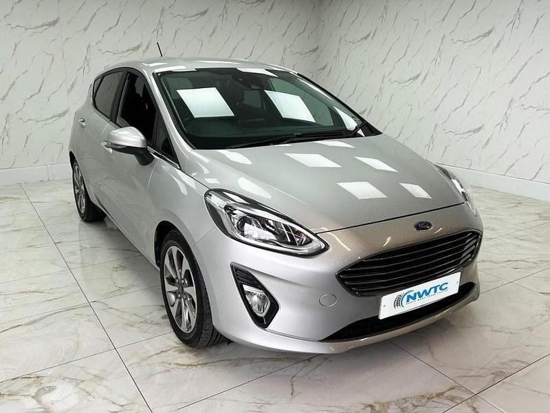 Begagnad Ford Fiesta Titanium 100 HK (73 kW) 2018 Silver Halvkombi