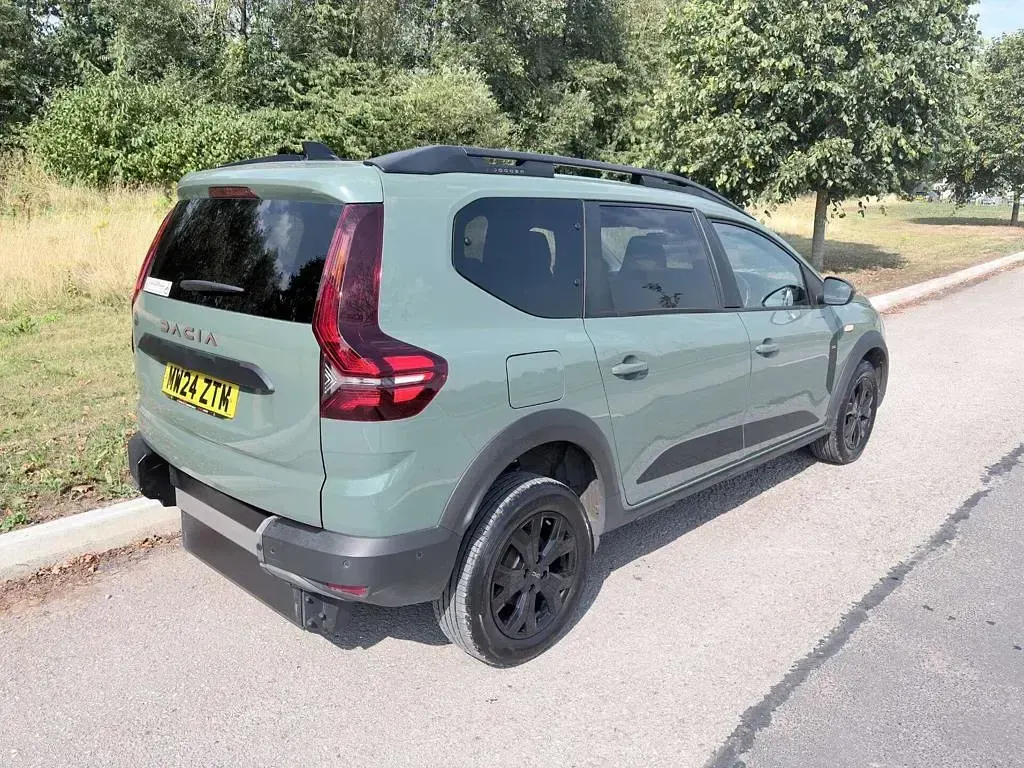 Used Dacia Jogger Extreme 109 HP (80 kW) 2024 Green MPV