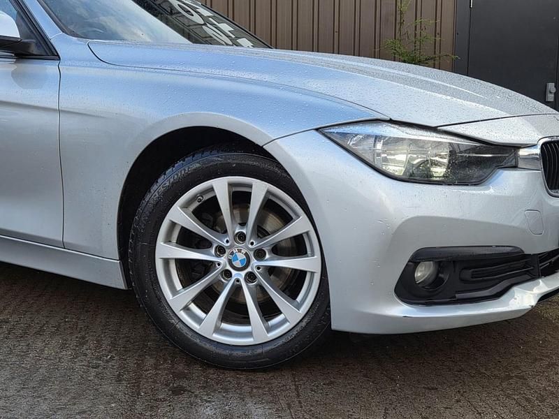 Begagnad BMW 318 Impressive 2016 Silver Sedan