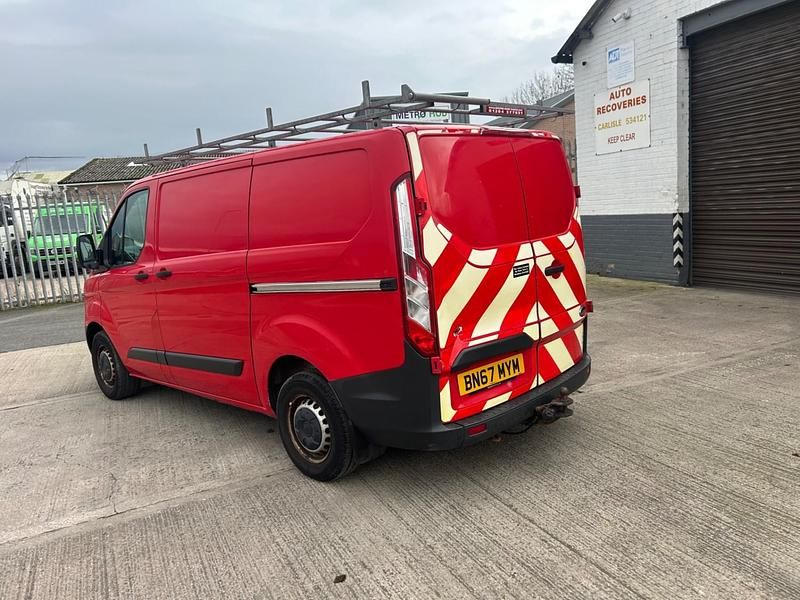 Used Ford Transit Custom 105 HP (77 kW) 2017 Red Van