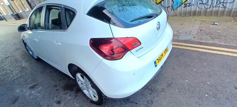 Used Vauxhall Astra SRi 2014 White Hatchback