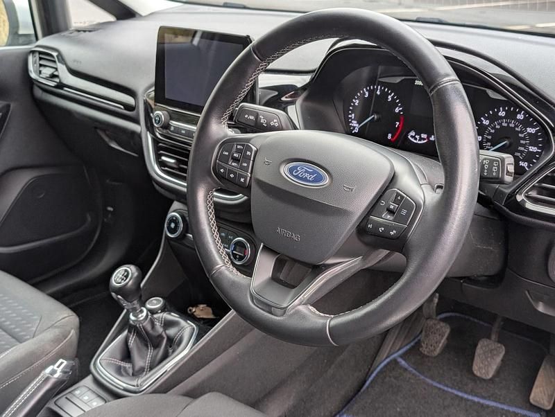 Used Ford Fiesta Titanium 100 HP (73 kW) 2018 Silver Hatchback