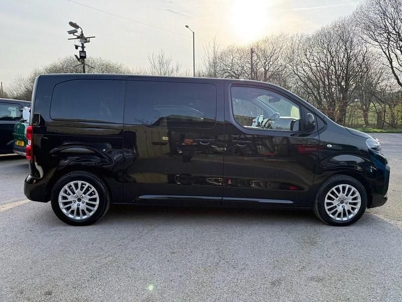 Begagnad Peugeot e-Traveller Active 100 kW (136 HK) 2025 Svart Minibuss
