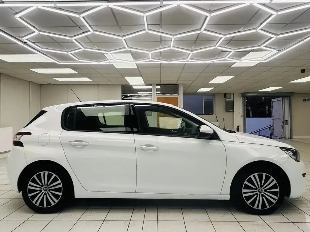 Używany Peugeot 308 Access 110 KM (80 kW) 2017 Biały Hatchback