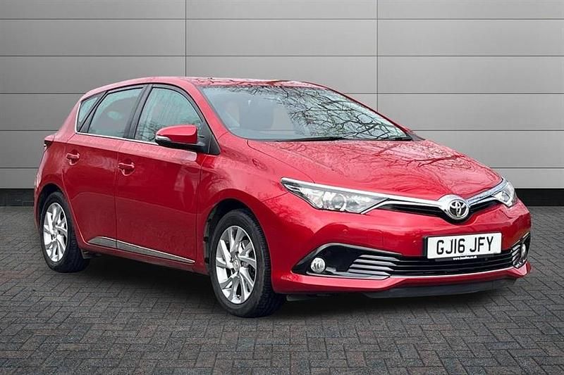 Used Toyota Auris Business Edition 116 HP (85 kW) 2016 Red Hatchback
