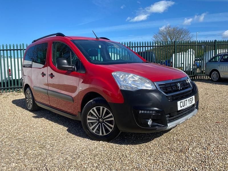 Used Peugeot TePee Outdoor 100 HP (73 kW) 2017 Red MPV