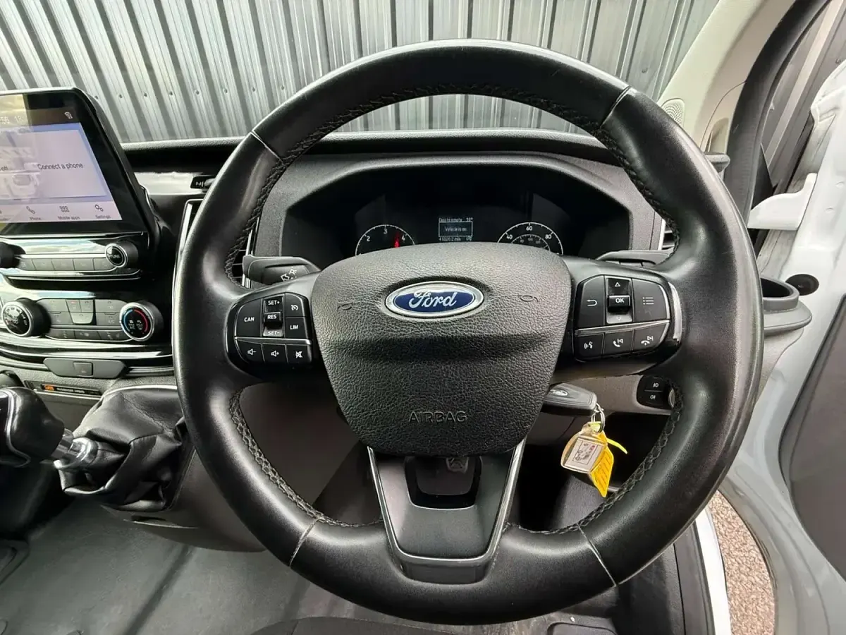 Used Ford Transit Custom Limited 130 HP (95 kW) 2023 White Van