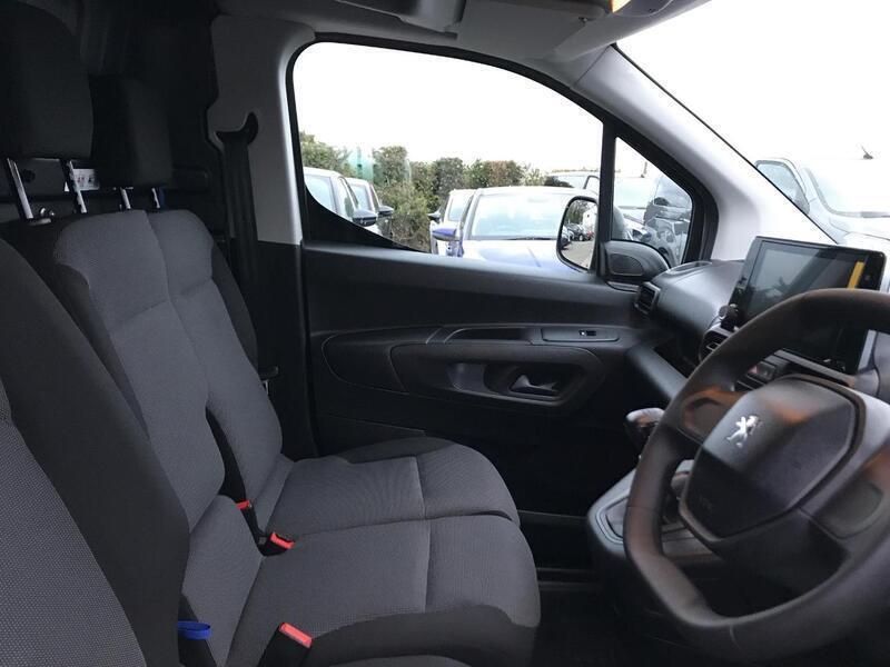 White Used 2023 Peugeot Partner Premium MPV | £15,995 (Fair price) - Image 1/4