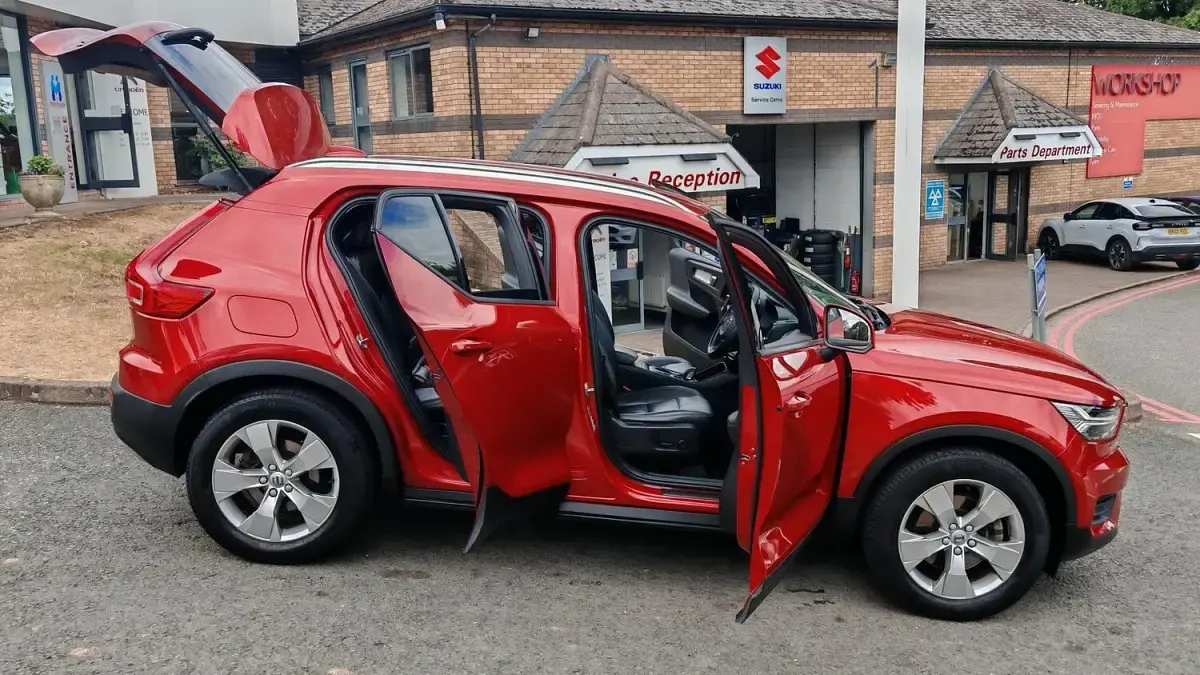 Used Volvo XC40 Momentum 190 HP (139 kW) 2019 Red SUV