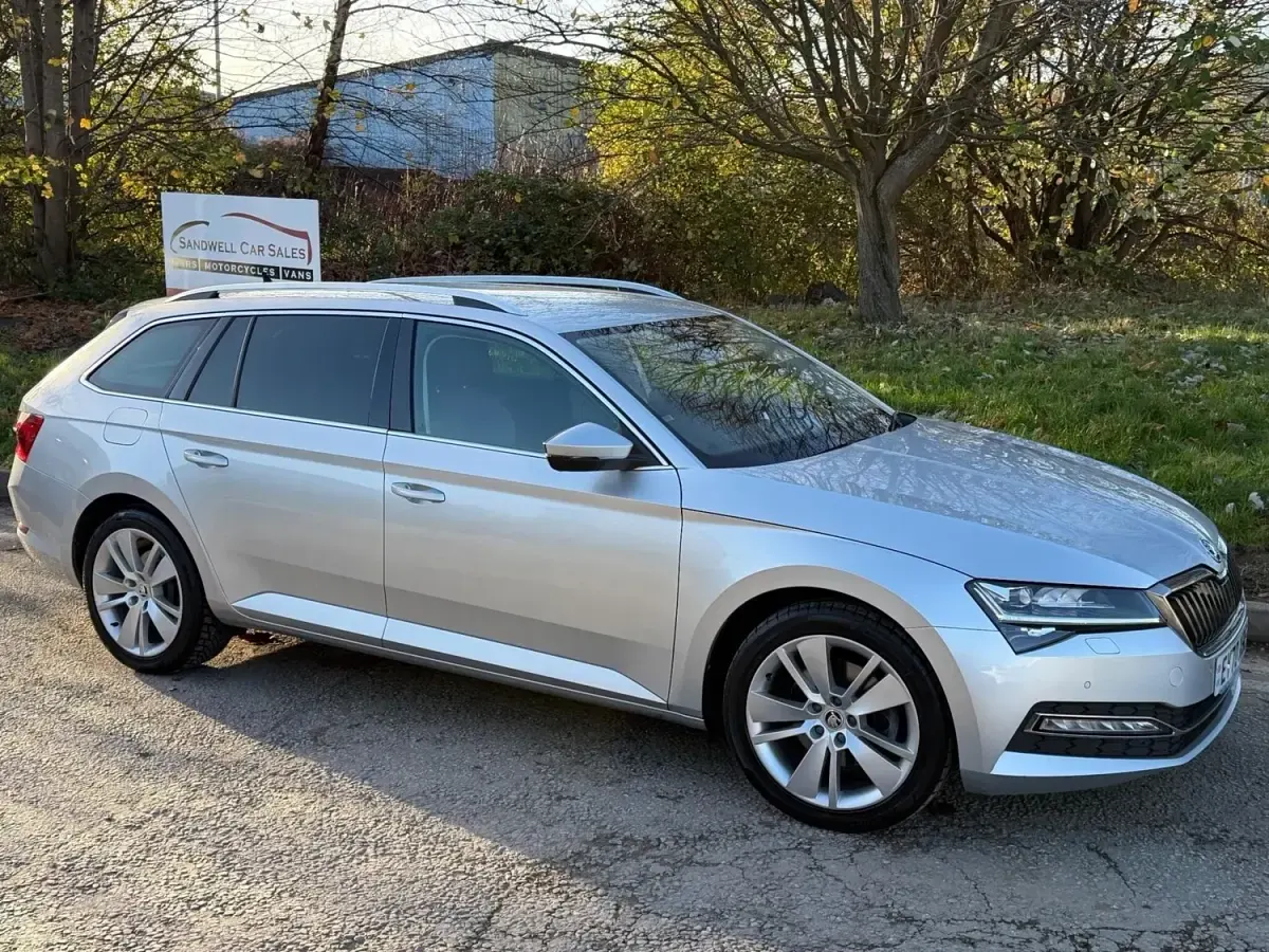 Usado Skoda Superb SE L 2020 Plateado Familiar