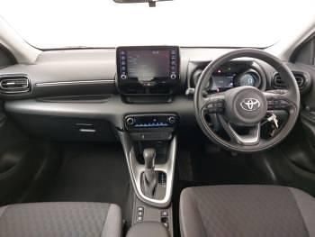 Used Toyota Yaris Hybrid Design 116 HP (85 kW) 2023 White Hatchback