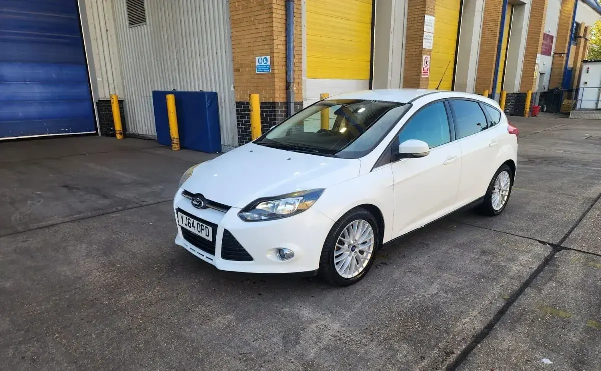 Used Ford Focus Zetec 123 HP (90 kW) 2015 White Hatchback