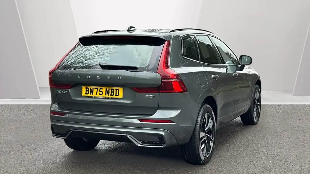 Usado Volvo XC60 Plus 250 HP (183 kW) 2026 Verde SUV