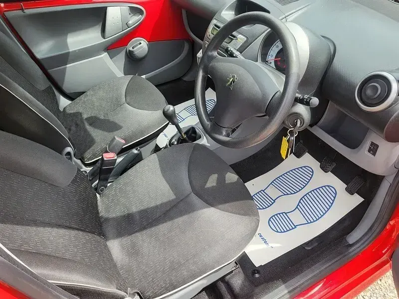 Used Peugeot 107 68 HP (50 kW) 2012 Red Hatchback