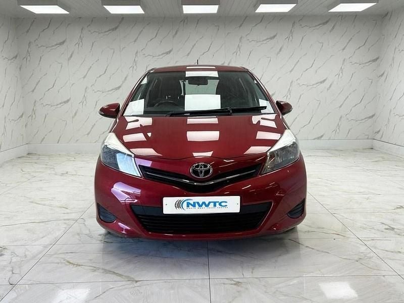 Used Toyota Yaris 90 HP (66 kW) 2013 Red Hatchback