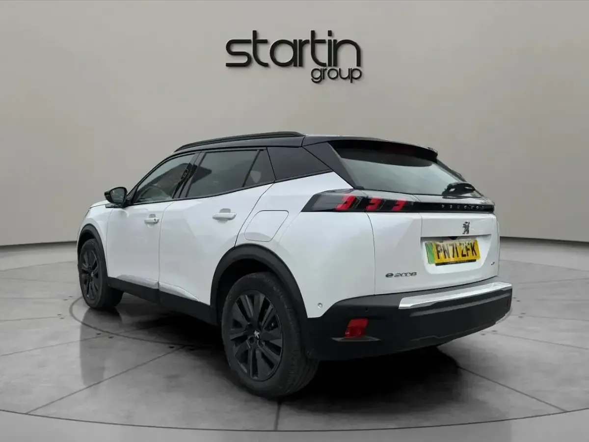 Second-hand Peugeot e-2008 Premium 98 kW (134 CP) 2022 Alb SUV