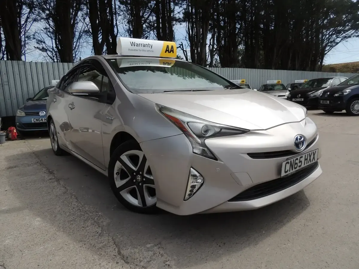 Used Toyota Prius 140 HP (102 kW) 2016 Pink Hatchback