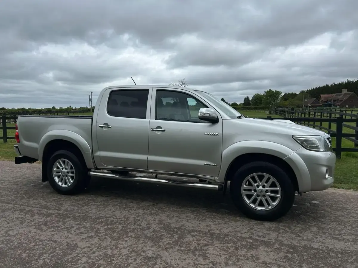 Usado Toyota HiLux 171 CV (125 kW) 2014 Plateado Pickup/Camioneta