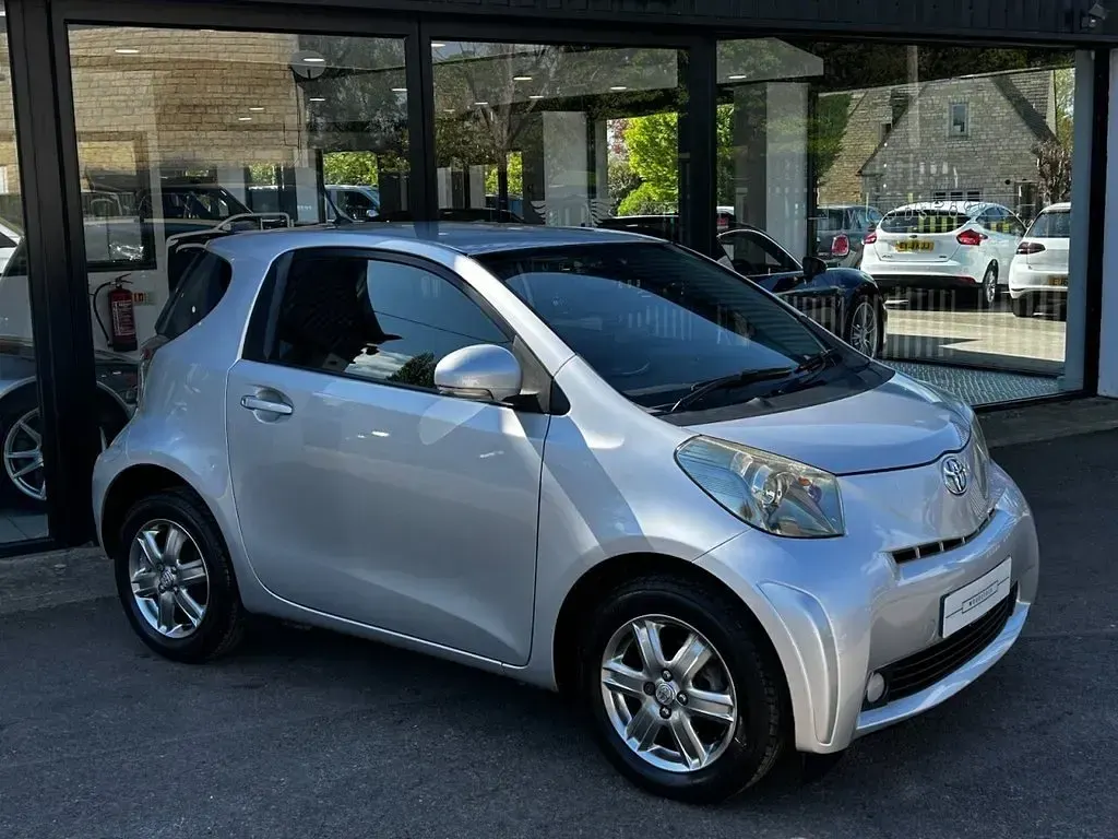 Used Toyota iQ 68 HP (50 kW) 2010 Silver Hatchback