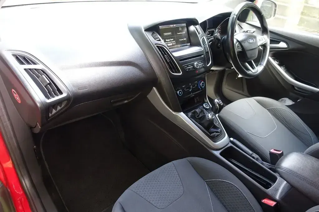 Used Ford Focus Zetec 120 HP (88 kW) 2015 Red Estate