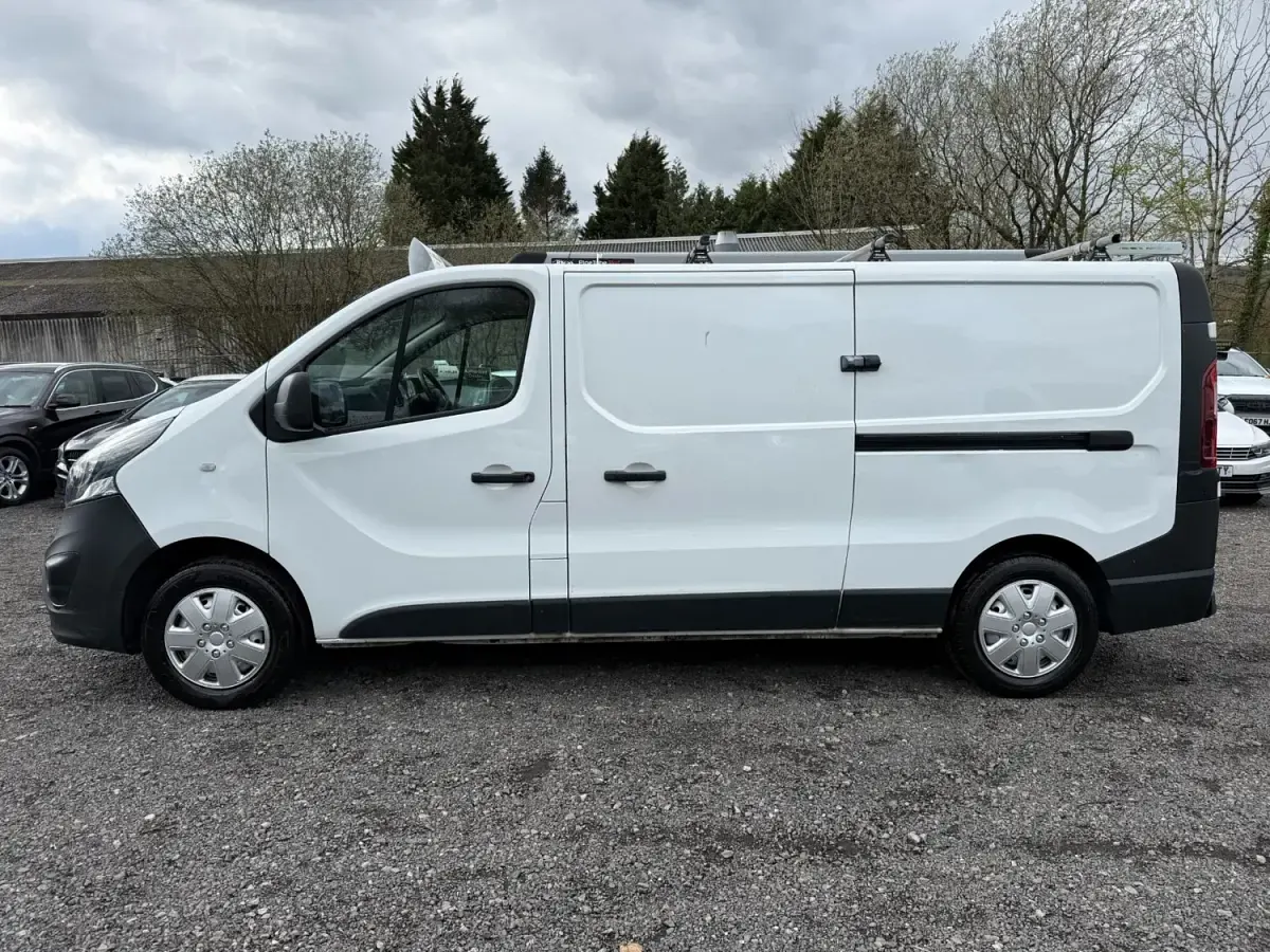 Usado Vauxhall Vivaro 120 HP (88 kW) 2019 Branco Monovolume