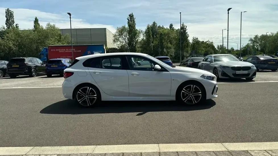Used BMW 118 M Sport 134 HP (98 kW) 2022 White Hatchback