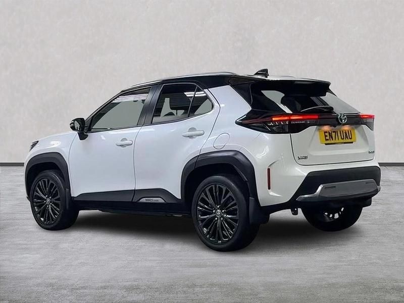 Used Toyota Yaris Hybrid 116 HP (85 kW) 2021 White SUV