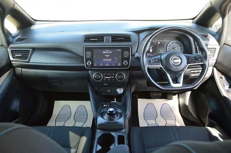 Begagnad Nissan Leaf Acenta 110 kW (150 HK) 2022 Blå Halvkombi