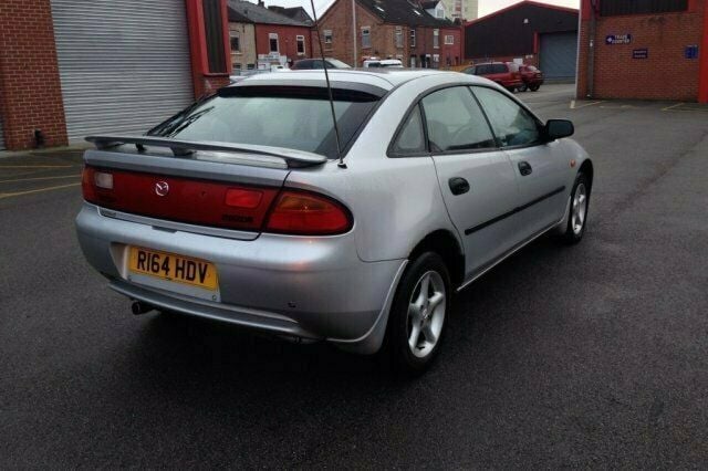 Begagnad Mazda 323 1998 Halvkombi