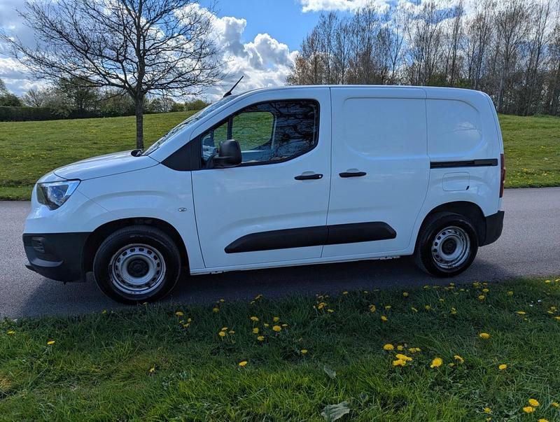 Used Vauxhall Combo 100 HP (73 kW) 2022 White MPV