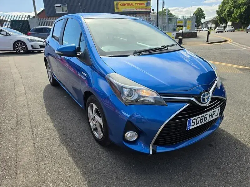 Used Toyota Yaris 101 HP (74 kW) 2016 Blue Hatchback