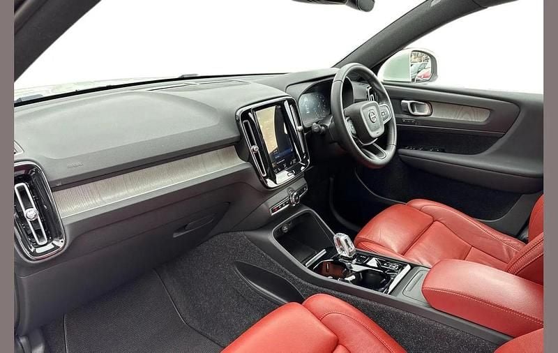 Used Volvo XC40 Inscription 161 HP (118 kW) 2021 White SUV