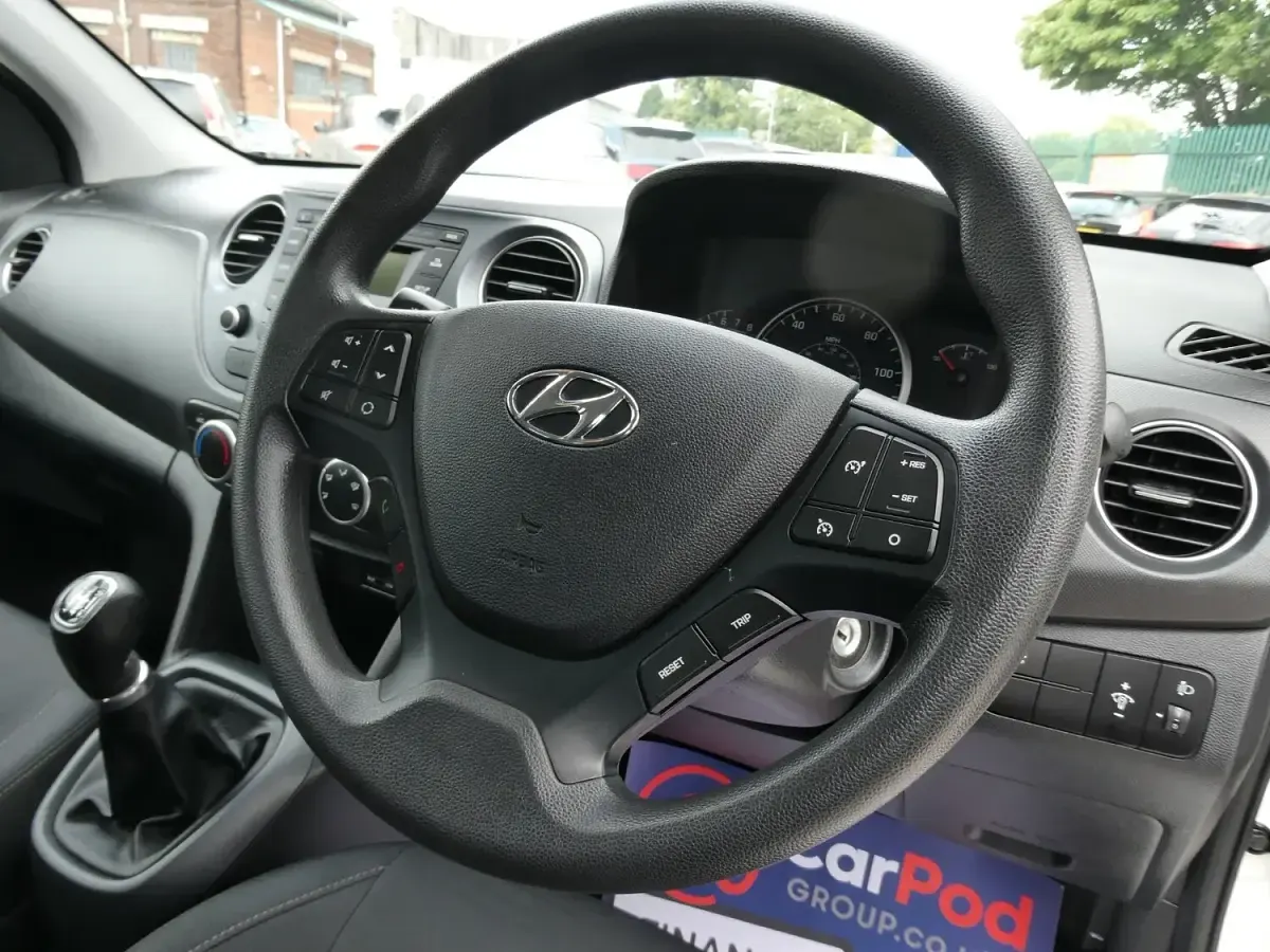 Used Hyundai i10 SE 66 HP (48 kW) 2018 White Hatchback