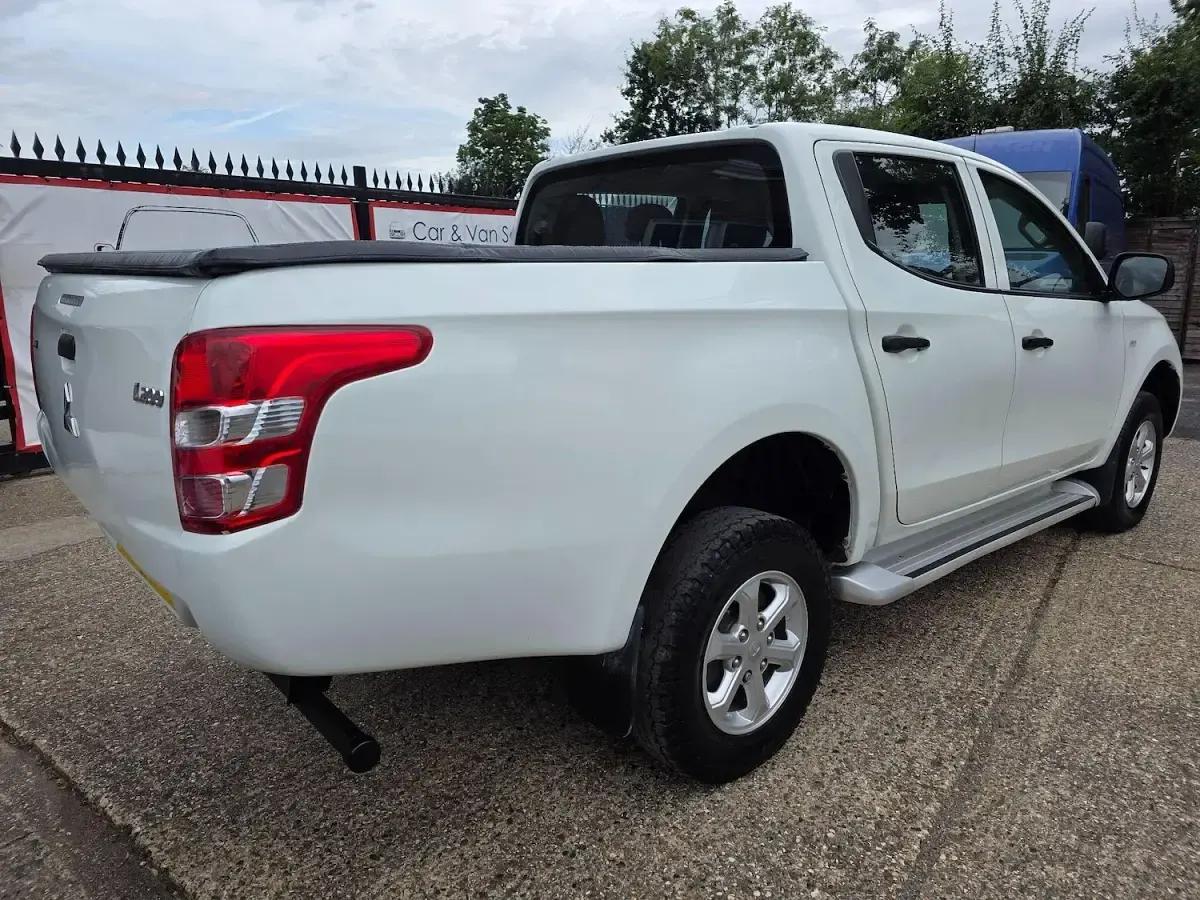 Used Mitsubishi L200 2017 White Pickup