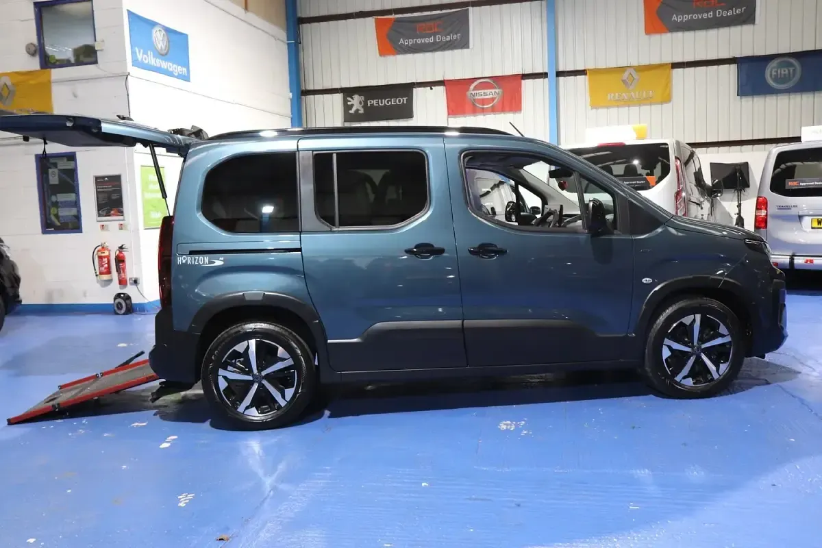 Used Peugeot Rifter Allure 131 HP (96 kW) 2025 Blue MPV