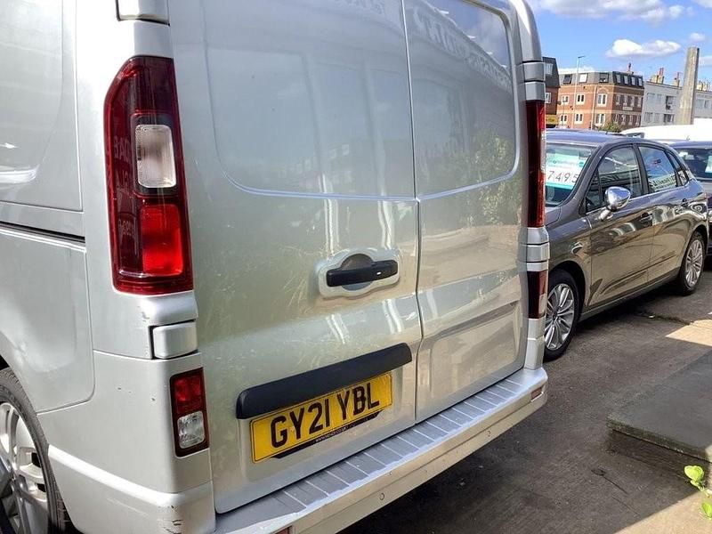 Begagnad Renault Trafic 120 HK (88 kW) 2021 Silver Minibuss