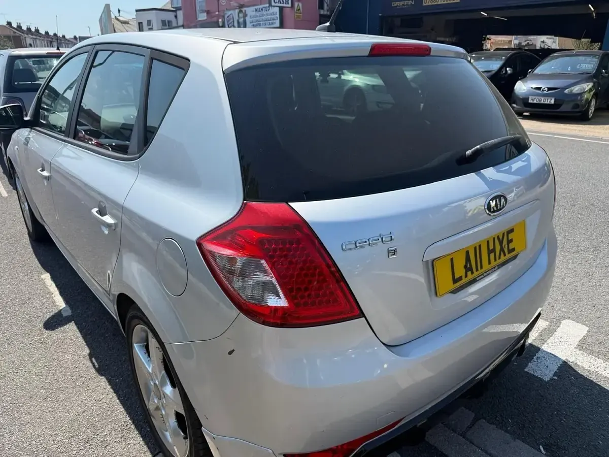 Used Kia Ceed 126 HP (92 kW) 2011 Silver Hatchback