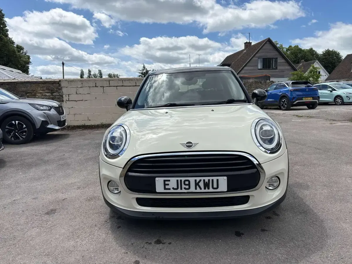 Used Mini Cooper Classic 136 HP (100 kW) 2019 White Hatchback