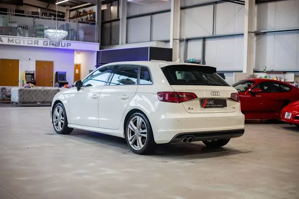 Begagnad Audi A3 Sportback S-Line 184 HK (135 kW) 2015 Vit Halvkombi