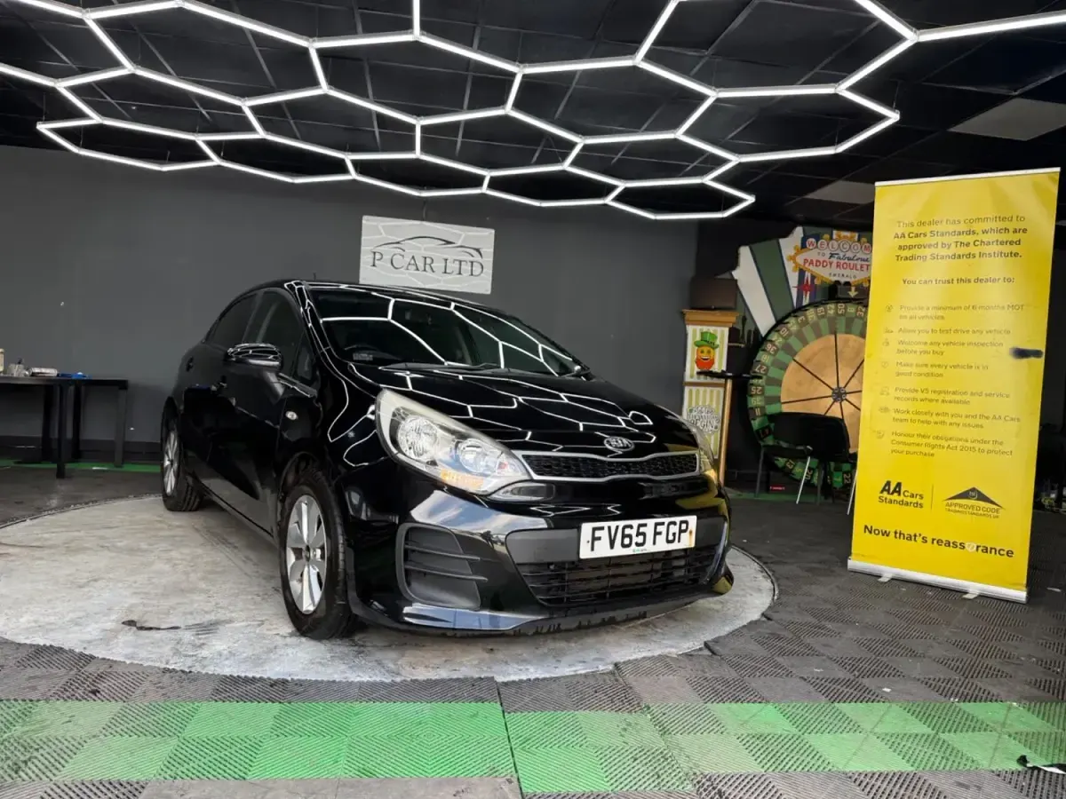 Begagnad Kia Rio 2015 Svart Halvkombi