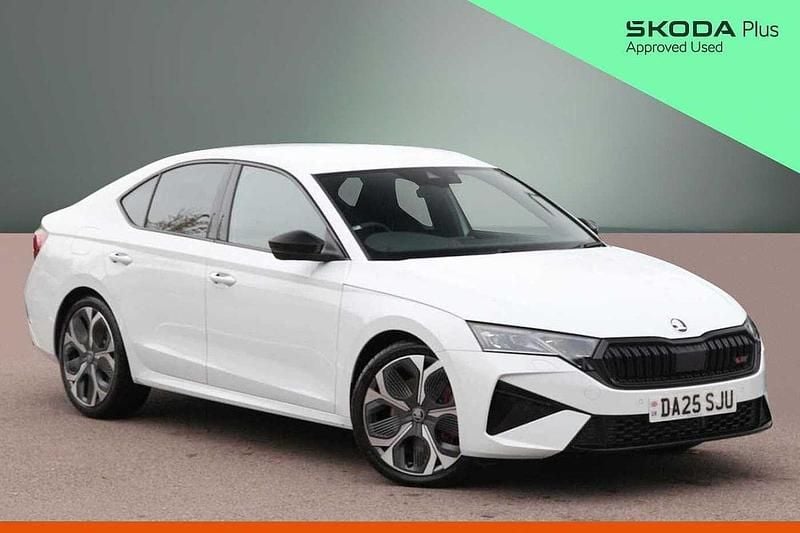 Moon white metallic Used 2025 Skoda Octavia vRS Hatchback | £32,500 (Expensive) - Image 1/4