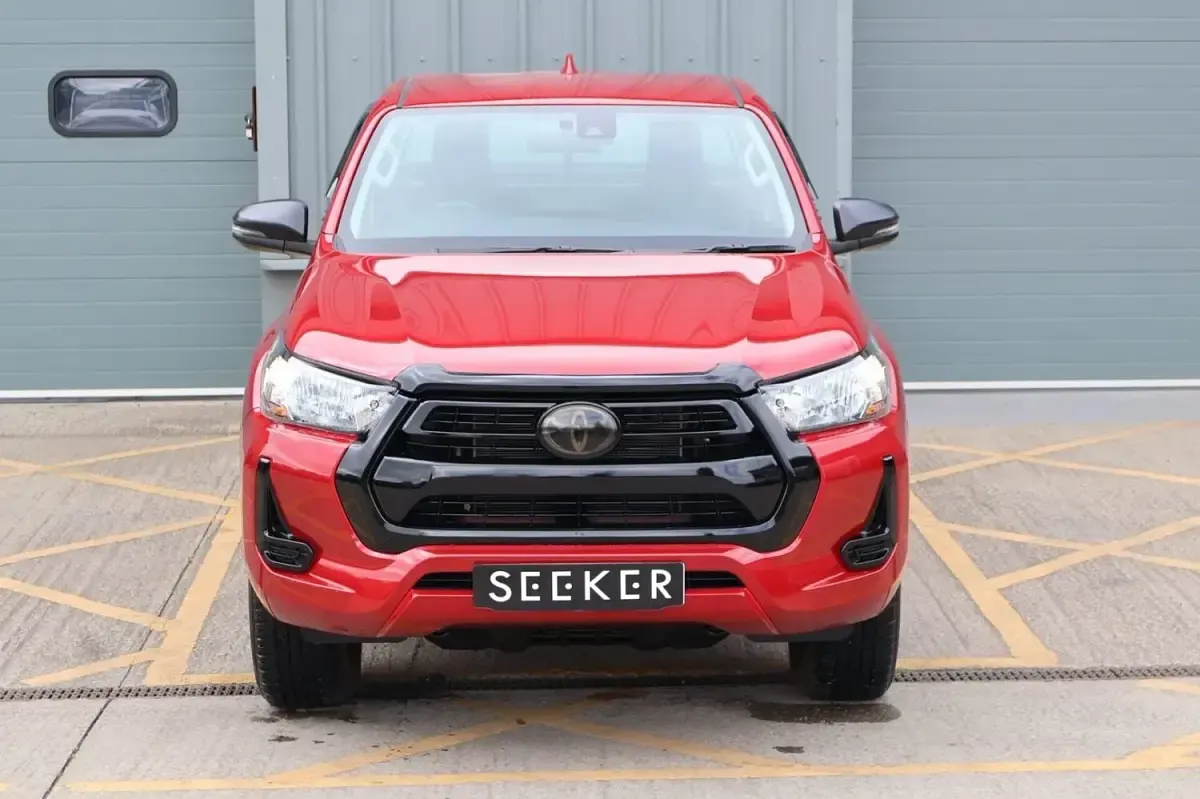 Used Toyota HiLux Active 150 HP (110 kW) 2023 Red Pickup