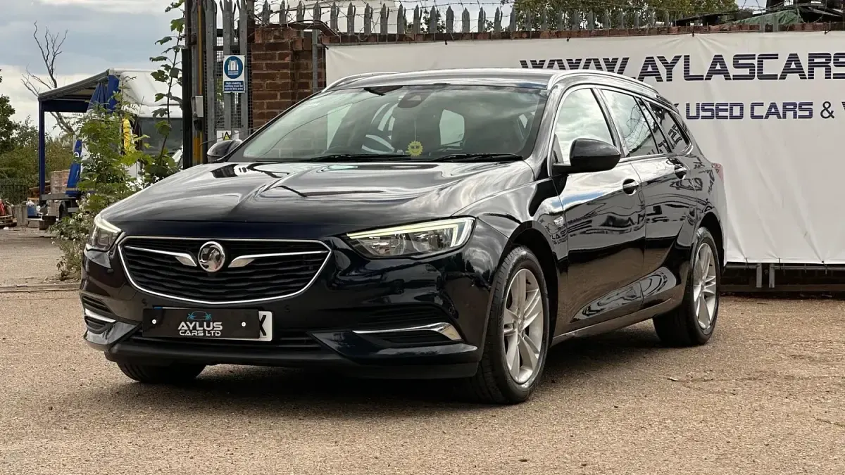 Used Vauxhall Insignia 210 HP (154 kW) 2018 Blue Estate