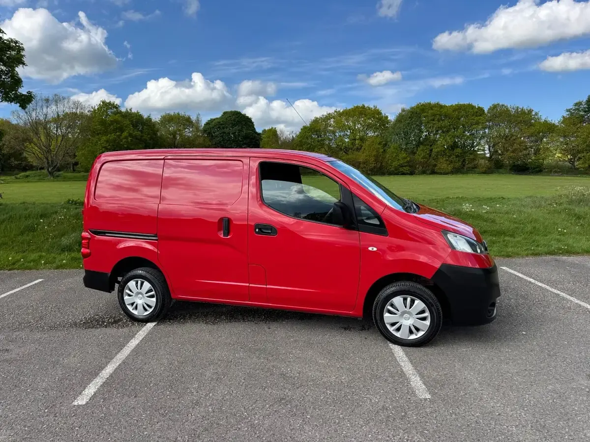 Used Nissan NV200 Acenta 2017 Red MPV