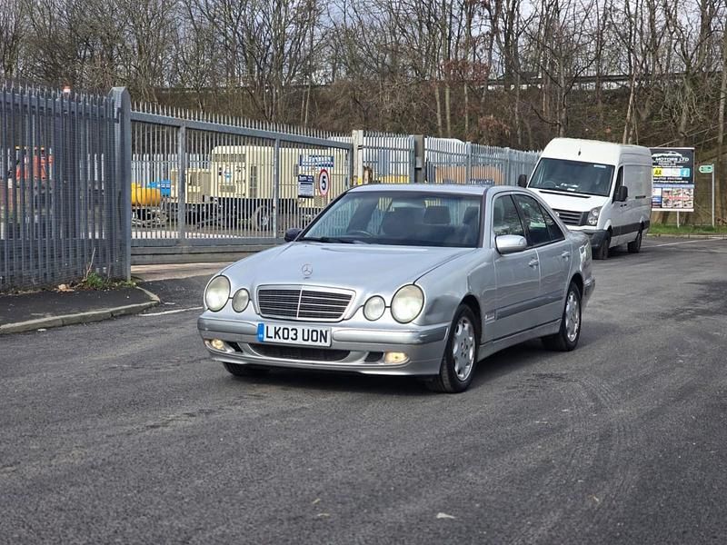 Begagnad Mercedes E220 Classic 125 HK (91 kW) 2003 Silver Sedan