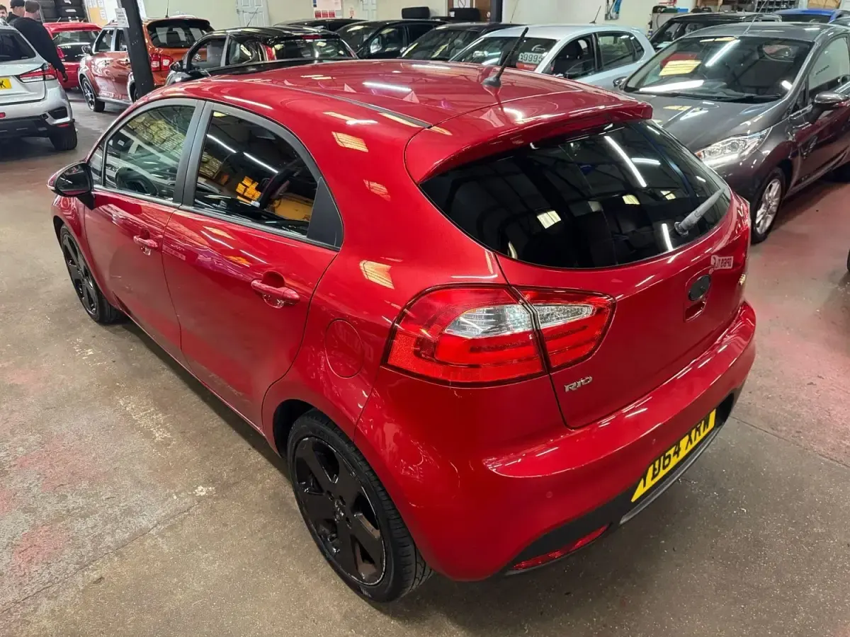 Begagnad Kia Rio 109 HK (80 kW) 2014 Röd Halvkombi