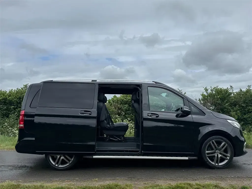Używany Mercedes V220 163 KM (119 kW) 2020 Czarny Minivan
