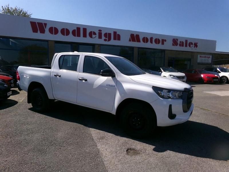 Second-hand Toyota HiLux Active 150 CP (110 kW) 2022 Alb Pickup