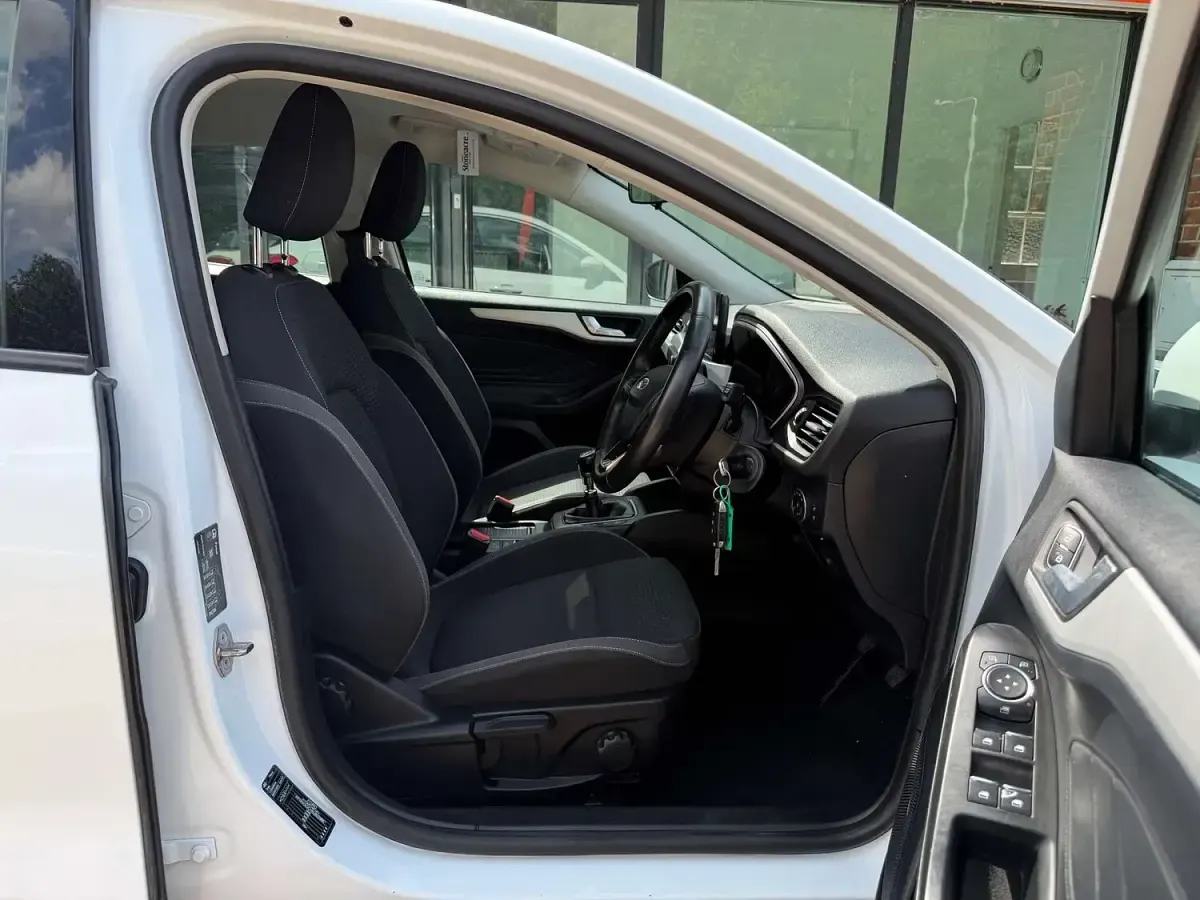 Used Ford Focus Zetec 125 HP (91 kW) 2019 White Hatchback